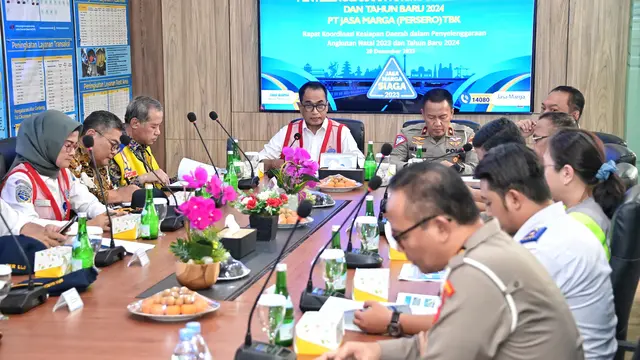 Menteri Perhubungan Budi Karya Sumadi saat meninjau Gerbang Tol Cikampek Utama, Rabu (20/12/2023). (Dok Kemenhub)