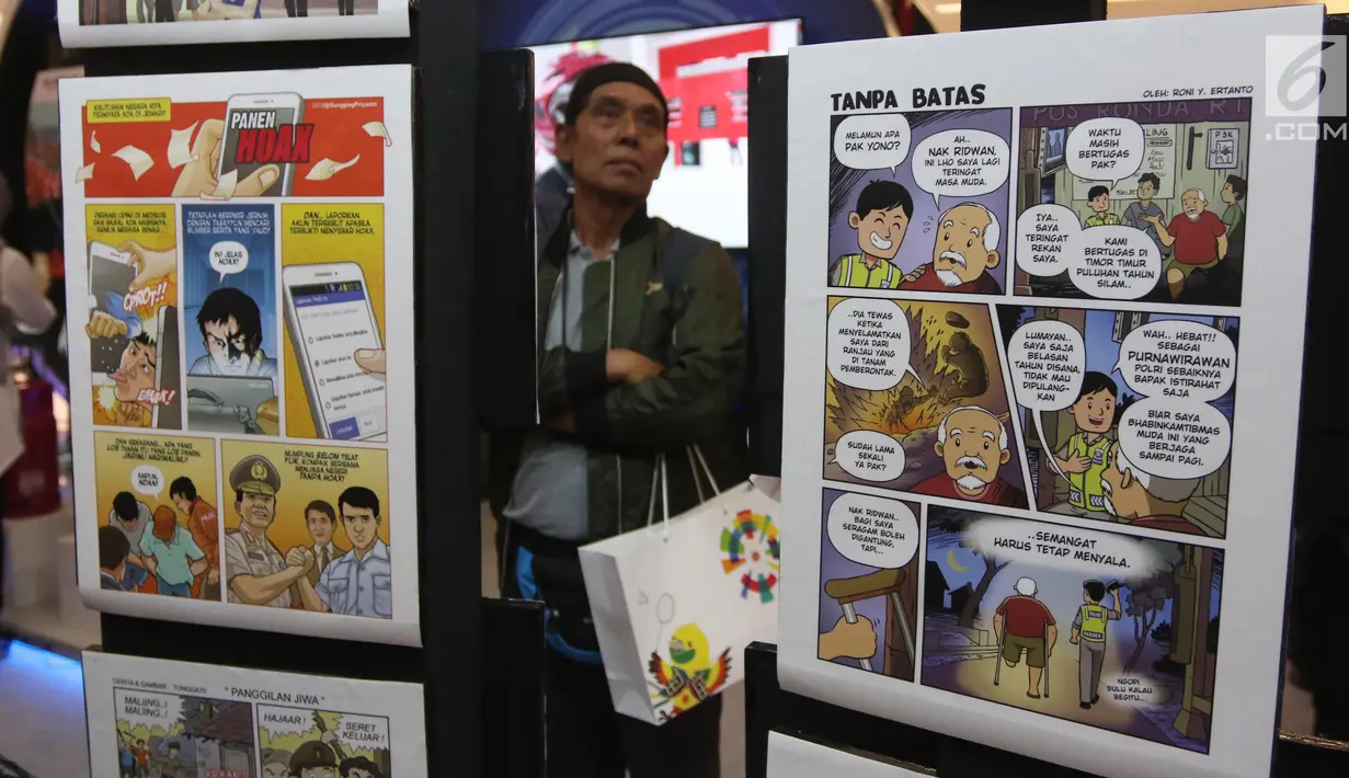 Pengunjung mengamati karya-karya foto pemenang Anugerah Jurnalistik Polri 2018 di Jakarta, Rabu (18/7). Divisi Humas Polri mengadakan Anugerah Jurnalistik Polri 2018 bertema Bersama Polri Wujudkan Pilkada Damai 2018. (Liputan6.com/Arya Manggala)