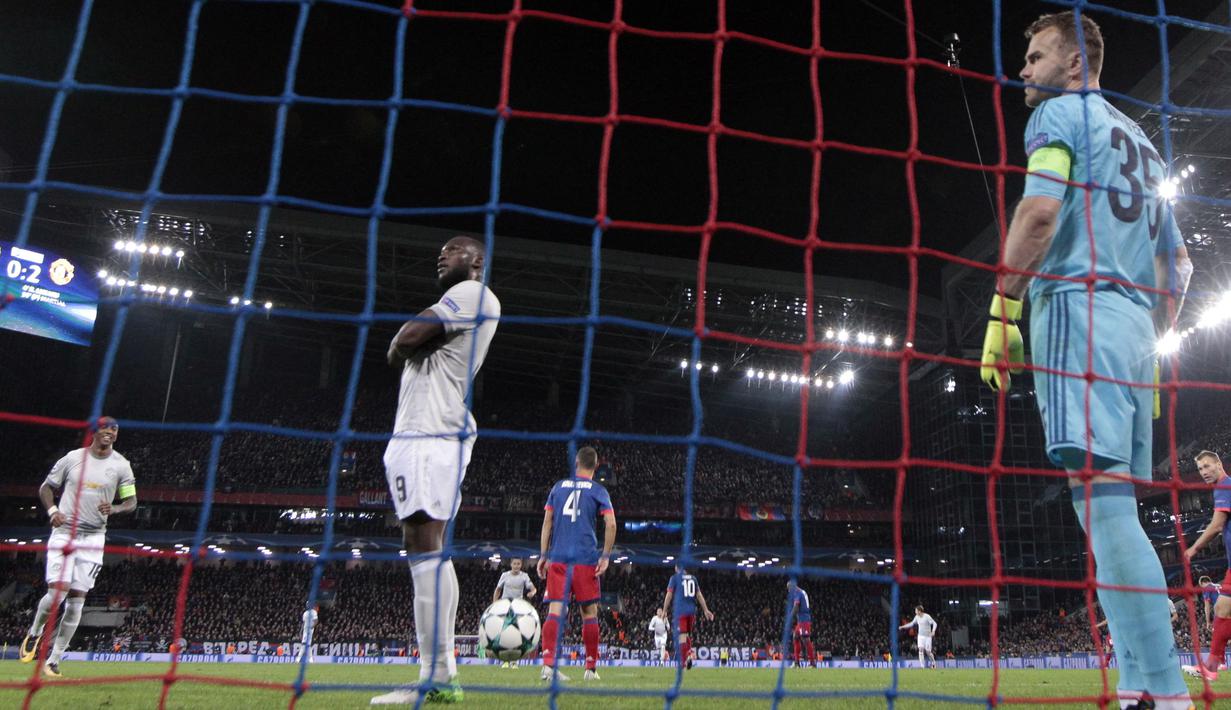Pemain Manchester United, Romelu Lukaku memborong dua gol saat timnya melawan CSKA Moscow pada laga grup A Liga Champions di VEB Arena, Moscow, Rusia, (27/9/2017). MU menang 4-1. (AP/Ivan Sekretarev)