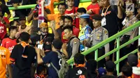 Polisi menertibkan ulah suporter Persija yang menyaksikan laga tim Macan Kemayoran lawan Perserui dilanjutan Liga 1 Indonesia di Stadion Patriot Candrabhaga, Bekasi, Selasa (13/6). Persija menang telak 3-0 atas perserui. (Liputan6.com/Helmi Fithriansyah)