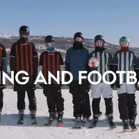 Main bola di lapangan rumput sudah biasa, enam orang pecandu adrenalin ini bermain sepak bola di atas salju. (Download Via 9gag.com)