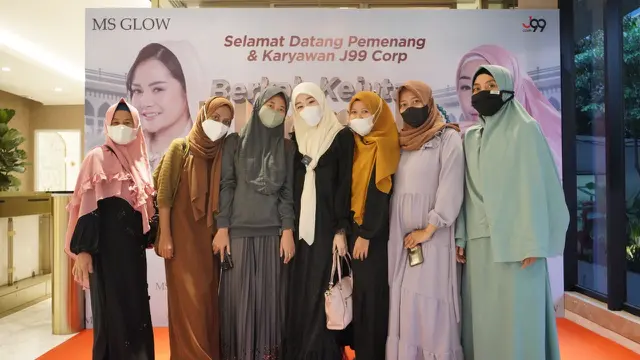 Larissa Chou dan sejumlah peserta Berkah Kejutan Umrah gelombang 2 bersama MS Glow. (Foto: Dok. Koleksi Pribadi MS Glow)
