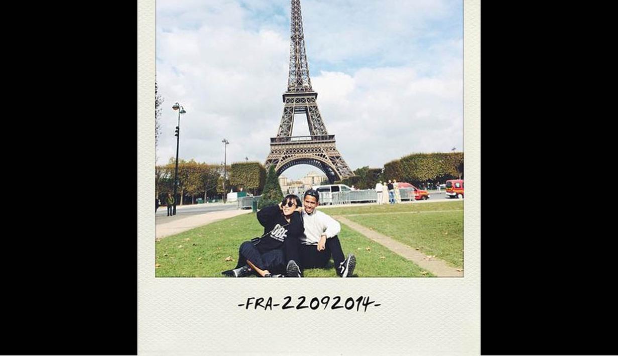 Fitri dan sang suaminya berpose duduk dengan berlatar belakang Menara Eiffel, (13/10/14). (instagram.com/fitrop) 