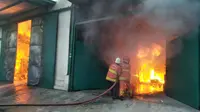 Kebakaran di gudang mesin jahit di Jalan Niaga Tambangan, Surabaya pada Kamis (17/9/2020). (Foto: Dinas PMK Surabaya)