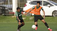 Pemain Timnas Indonesia U-22, Hanif Sjahbandi, berebut bola dengan Billy Keraf saat latihan di Lapangan ABC Senayan, Jakarta, Kamis (14/2). Latihan ini merupakan persiapan terakhir jelang Piala AFF U-22 2019 di Kamboja. (Bola.com/M. Iqbal Ichsan)