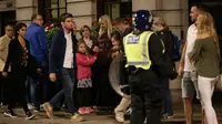 Para tamu hotel Premier Inn Bankside dievakuasi menyusul serangan teror di pusat kota London, Sabtu (3/6). Setelah sebuah van menabrak pejalan kaki di London Bridge, aksi penusukan juga terjadi di kafe tak jauh dari tempat tersebut. (Yui Mok/PA via AP)