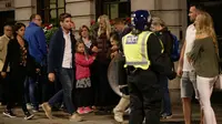 Pria Ini Kabur dari Lokasi Teror London Sambil Bawa Segelas Bir 