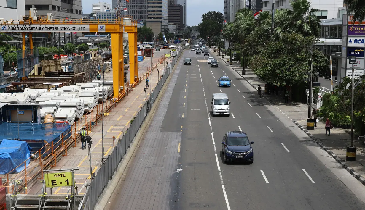 Sejumlah Kendaraan melintasi jalan Jendral MH Thamrim, Jakarta, Sabtu (24/12). Menjelang natal sejumlah ruas jalanan Jakarta tampak lengang. (Liputan6.com/Herman Zakharia)