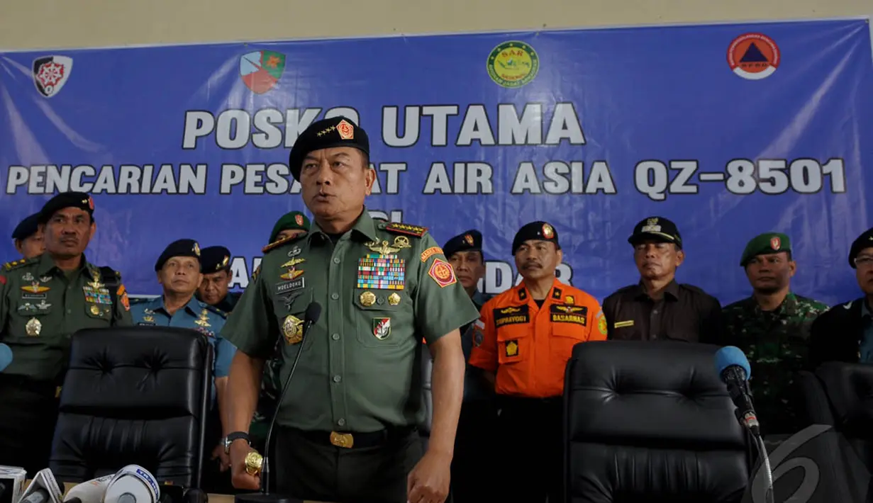 Panglima TNI Jenderal Moeldoko menyapa rekan-rekan media di Press Room, sebelum berangkat menuju KRI Banda Aceh, di Lanud Iskandar, Pangkalan Bun, Kamis (8/1/2015). (Liputan6.com/Andrian M Tunay)