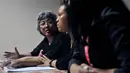Lita Anggraini dari Jaringan Advokasi Pekerja Rumah Tangga (kiri) saat konferensi pers terkait dugaan penyiksaan terhadap Asisten Rumah Tangga inisial T, Jakarta, Minggu (4/10/2015). T diduga disiksa anggota DPR inisial IH. (Liputan6.com/Johan Tallo)