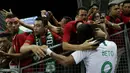 Seorang suporter memeluk striker Timnas Indonesia, Beto Goncalves, usai dikalahkan Singapura pada laga Piala AFF di Stadion Nasional, Singapura, Jumat (9/11). Singapura menang 1-0 atas Indonesia. (Bola.com/M. Iqbal Ichsan)