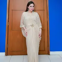 Gaya Seleb Pakai Kaftan (Sumber: Instagram/celine_evangelista)