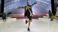 Ayu Maulida tampil dalam balutan outfit dari Tapis Lampung karya desainer Priyo Oktaviano menjelang grand final Miss Universe 2020. (dok. Instagram @officialputeriindonesia/https://www.instagram.com/p/CO6e-okFc0P/)