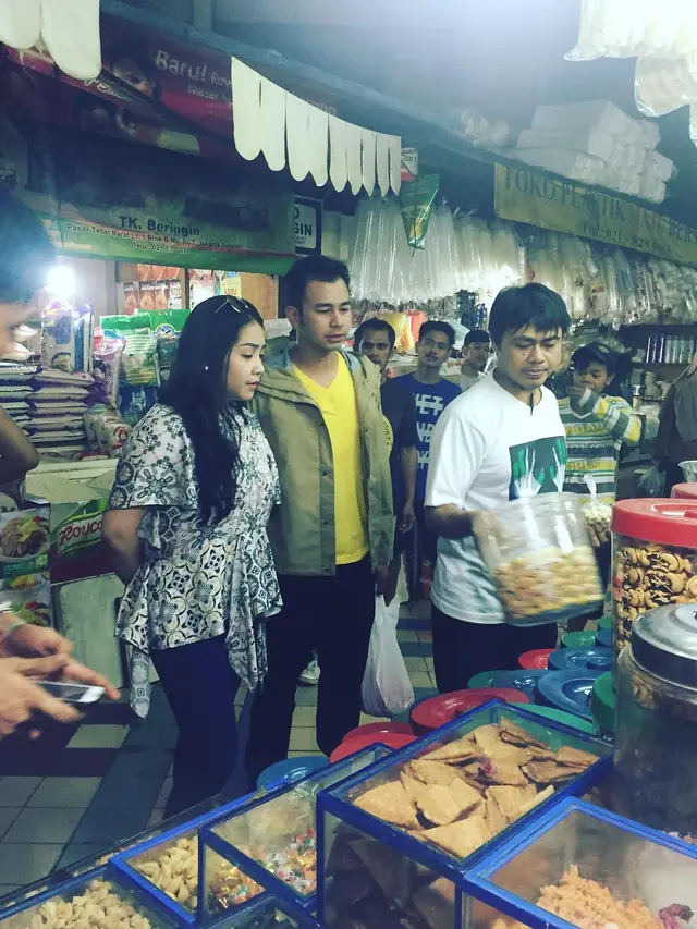 Artis Tampan Berbelanja di Pasar
