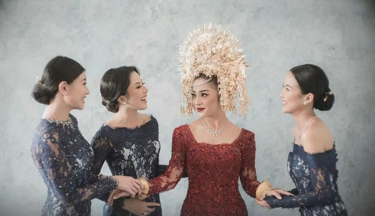 Baju kurung biru tua berbahan brokat, dikombinasikan dengan bustier putih juga tak kalah menarik, seperti potret bridesmaid Nikita Willy satu ini. (Instagram/nikitawillyofficial94).