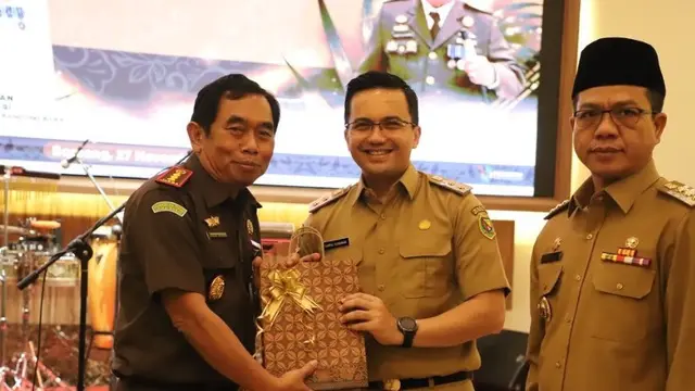 Potret penyerahan hadiah oleh Sahrul Gunawan kepada Bapak Sugeng Sumarno S.H (Sumber: Instagram/dine.pearl dan Instagram/sahrulgunawanofficial)