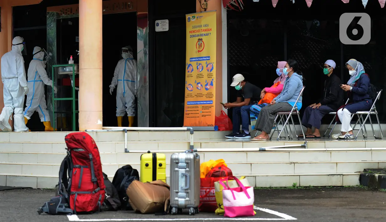 Pasien orang tanpa gejala (OTG) Covid-19 menunggu untuk dirawat selama 14 hari di Graha Wisata Ragunan, Jakarta, (21/12/2020). Setelah dilakukan asesmen, petugas puskesmas akan merujuk pasien untuk melakukan isolasi mandiri di tempat-tempat yang telah ditetapkan pemerintah. (merdeka.com/Arie Basuki)