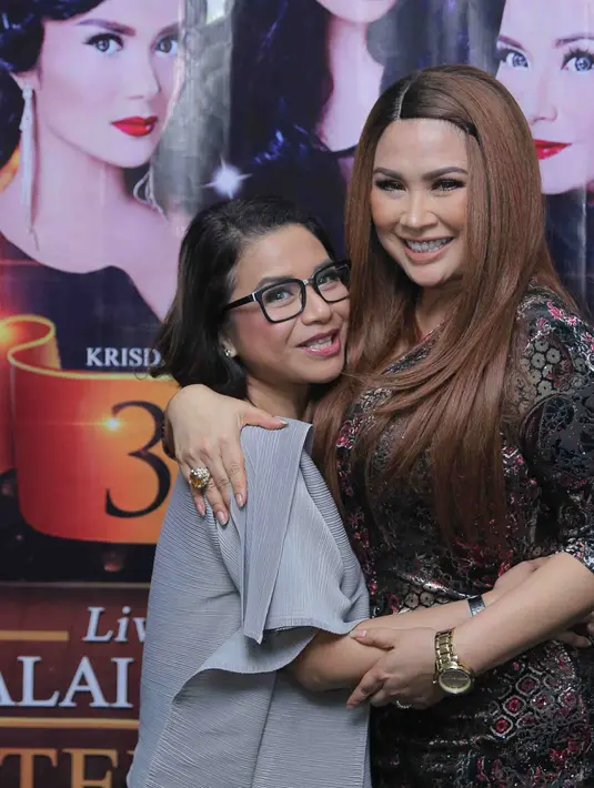 "Segmen itu menceritakan cikal bakal 3 Diva yang akan ditampilkan lebih potongan-potongan lagu. Ada ceritanya juga di setiap lagu. Itu belum pernah kami lakukan di konser. Lainnya, ya rahasia," lanjut Titi DJ. (Andy Masela/Bintang.com)