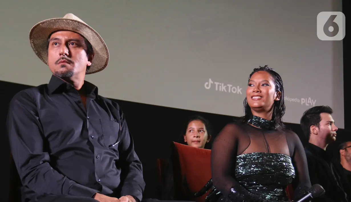 Pemain Film Pengabdi Setan 2: Communion Bront Palarae dan Tara Basro saat konferensi pers di Jakarta, Selasa (2/8/2022). Film Pengabdi Setan 2: Communion segera tayang di bioskop di Indonesia pada 4 Agustus mendatang. (Liputan6.com/Herman Zakharia)