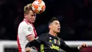 Bek Ajax Amsterdam, Matthijs de Ligt berebut bola dengan megabintang Juventus, Cristiano Ronaldo pada laga pertama perempat final Liga Champions 2018-2019 di Amsterdam Arena, Rabu (10/4). Juventus harus puas bermain imbang 1-1 di kandang Ajax Amsterdam. (AP/Martin Meissner)