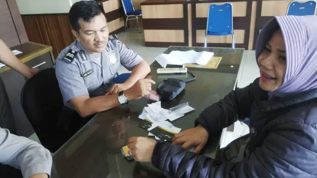 Tumpukan rupiah dalam dompet tak membutakan mata pesulap jalanan yang jujur. (Foto: Liputan6.com/Polres Kebumen/Muhamad Ridlo)
