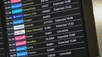 Layar monitor menunjukkan papan kedatangan Terminal 3, dengan penerbangan dari Dubai yang dibatalkan, di Bandara Heathrow, London pada Minggu 1 Maret 2026. Sejumlah maskapai penerbangan mengumumkan penghentian sementara seluruh penerbangan dari dan menuju Dubai, Uni Emirat Arab. (JUSTIN TALLIS/AFP)