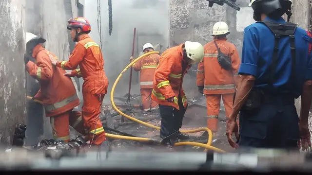 Sebuah rumah terbakar di kawasan Hang Lekir, Jakarta.