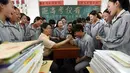 Siswa SMA beradu panco dengan gurunya sebelum ujian masuk perguruan tinggi di sebuah sekolah di Handan, Provinsi Hebei, China utara (24/5). Cara unik ini dilakukan sekolah-sekolah China agar para siswanya lebih rileks menghadapi ujian. (AFP PHOTO/STR)