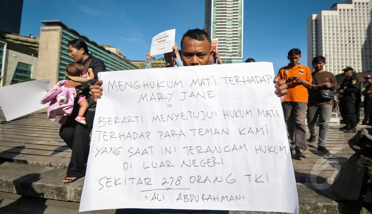Jaringan Buruh Migran Indonesia melakukan aksi di Bundaran HI, Jakarta, Minggu (26/4/2015).  Aksi tersebut berisi seruan untuk selamatkan buruh migran dari hukuman mati terutama terpidana hukuman mati asal Philipina Mary Jane. (Liputan6.com/Faizal Fanani)