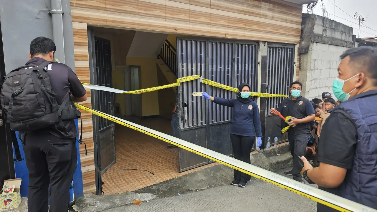 Petugas kepolisian memasang garis polisi di rumah kontrakan di Cipayung, Depok, yang ditempati pelaku mutilasi. Lokasi tersebut kini menjadi fokus penyelidikan.