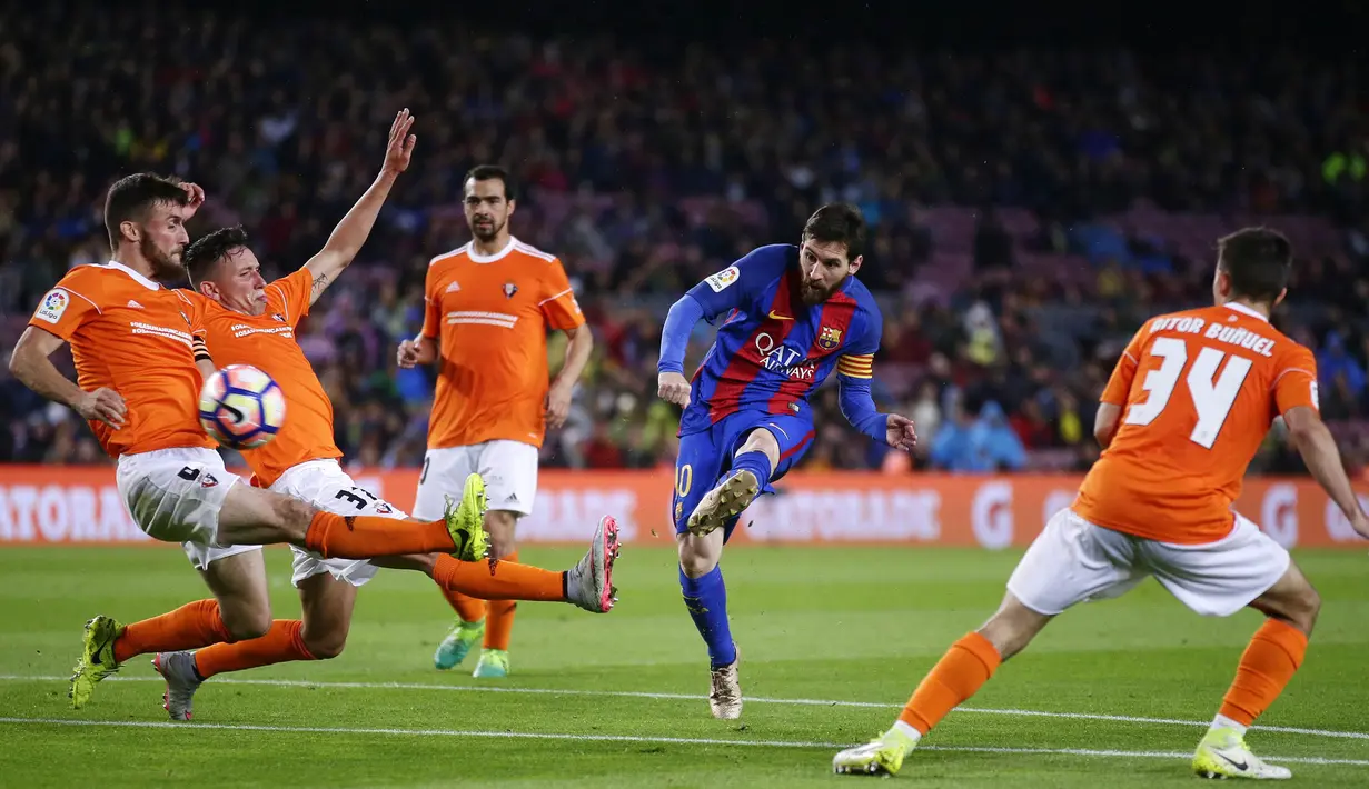 Bintang Barcelona, Lionel Messi, berusaha membobol gawang Osasuna  pada laga La Liga di Stadion Camp Nou, Barcelona, Rabu (26/4/2017). Barcelona menang 7-1 atas Osasuna. (AP/Manu Fernandez)