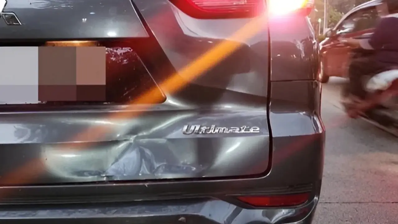 Mitsubishi Xpandernya Kena Sundul, Wanita Ini Malah Kagum ke Mobil yang Nabrak