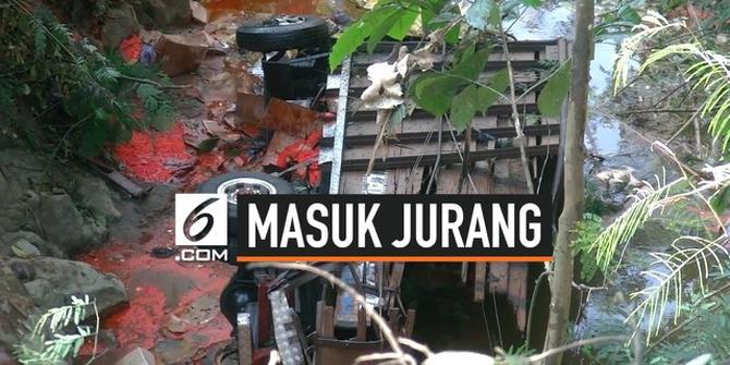VIDEO: Truk Nyelonong, Jatuh ke Jurang Sedalam 20 Meter