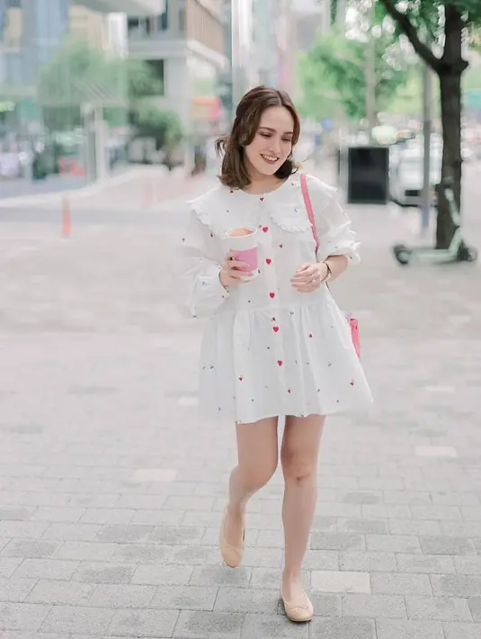 Tampil simpel dengan dress menawan, sosoknya terlihat sangat feminim dalam balutan dress putih. Banyak netizen yang menyukai penampilannya tersebut. Selain itu tidak sedikit yang menyoroti koleksi tas yang digunakan oleh Shandy Aulia yang tentunya merupakan merek branded. (Liputan6.com/IG/@shandyaulia)