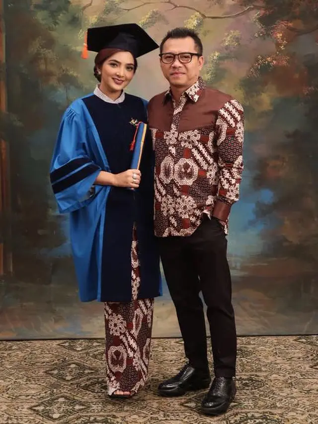 [Bintang] Wisuda S2 Ashanty