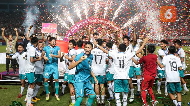 Foto: Bima Sakti dan Timnas Indonesia U-16 Kasih Kado Trofi Juara Piala AFF U-16 2022 untuk Kemerdekaan RI