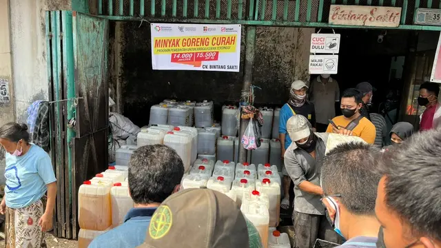 Sinar Mas Agribusiness and Food menyalurkan sebanyak 500 ton minyak goreng curah di Jatim dan Jabar.