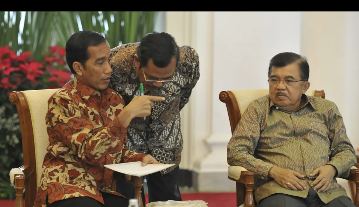 Presiden Joko Widodo (kiri) berbincang dengan Jaksa Agung M Prasetyo (tengah) disaksikan Wapres Jusuf Kalla (kanan) saat pertemuan dengan Kepala Kejaksaan Tinggi seluruh Indonesia di Istana Bogor, Jabar, Jumat (28/11). (ANTARA FOTO/Andika Wahyu)