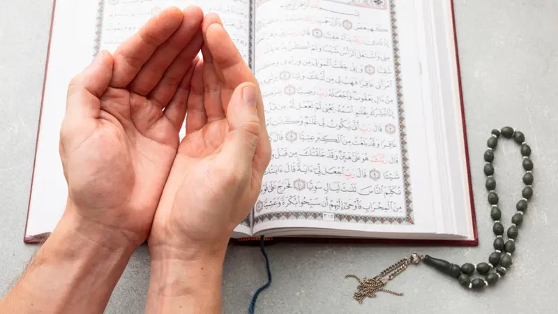 Ilustrasi Seseorang Sedang Meraih Pahala Ramadan dengan Berdoa dan Membaca Alquran