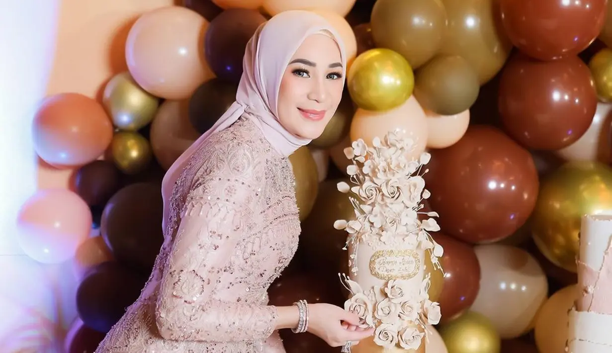 Begini potret Erin yang begitu memesona di pesta ulang tahunnya. Banyak yag tak menyangka kalau Erin adalah ibu dari tiga anak Andre Taulany. Meski tak lagi muda, netizen menyebut kalau Erin tampil cantik awet muda dan memukau bak seorang ratu. (Liputan6.com/IG/@erintaulany)