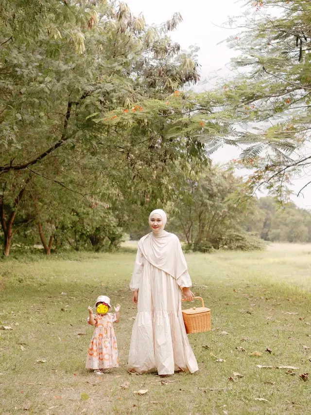 6 Potret Dian Pelangi dan Baby Rumi Pakai Baju Senada, Kompak Tampil Modis