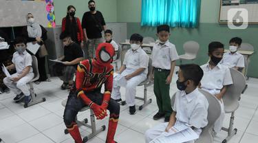 FOTO: Spiderman Dampingi Murid SD Disuntik Vaksin COVID-19