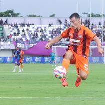 Pemain Borneo FC, Mariano Peralta, mengontrol bola saat melawan Persita Tangerang pada laga pekan ke-24 BRI Liga 1 2024-2025 di Stadion Indomilk Arena, Tangerang, Sabtu (22/2/2025). (Bola.com/M Iqbal Ichsan)