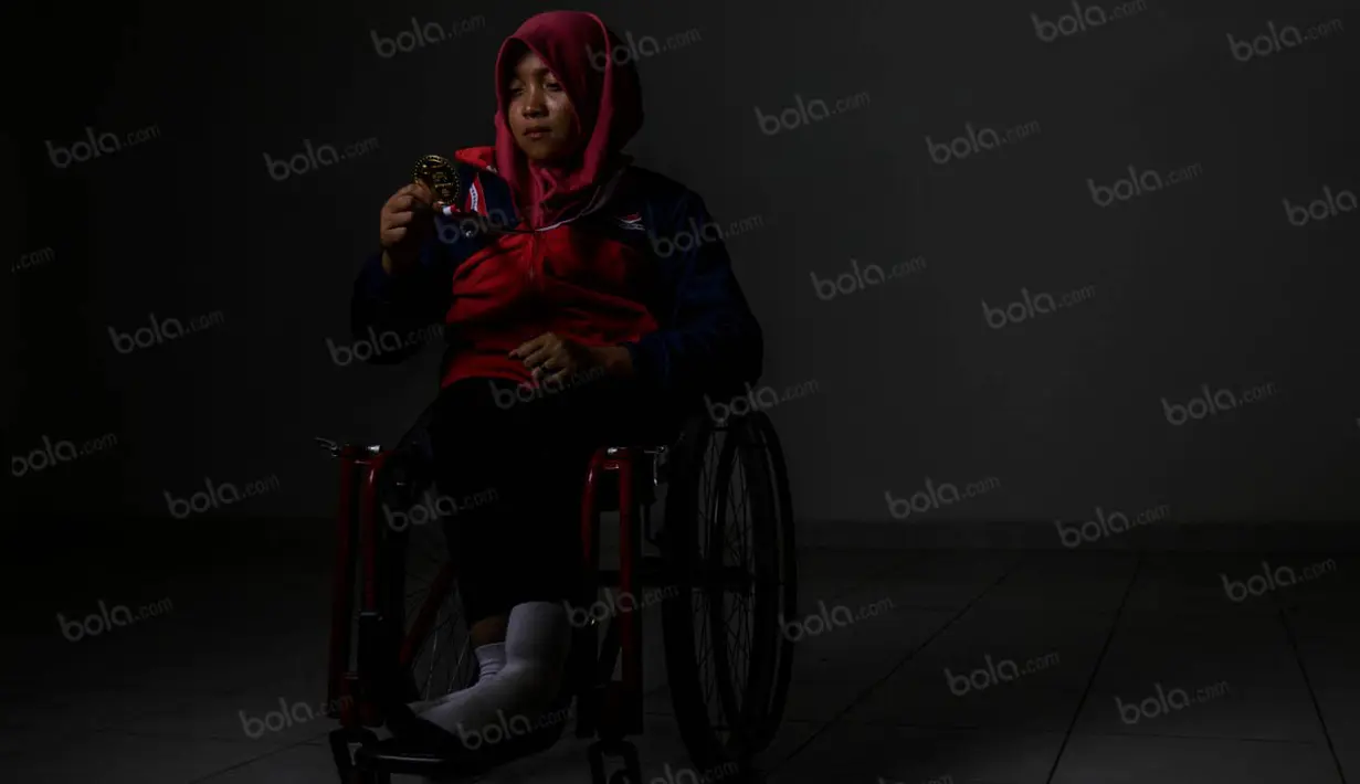 Foto Olahraga Terbaik - Atlet difabel Jawa Tengah, Hanik Pujiastuti, meraih medali emas pada Peparnas 2016 di Stadion Gelora Lautan Api, Bandung, Kamis (20/10/2016). (Bola.com/Vitalis Yogi Trisna)