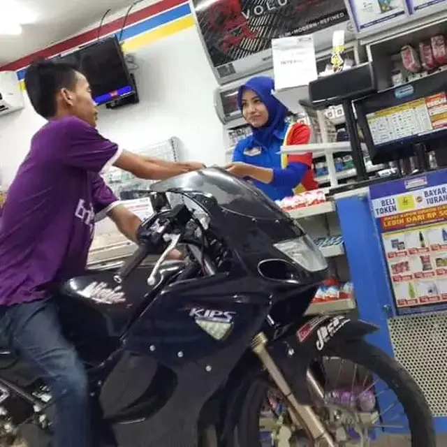foto: Facebook/@INDOMARET,,KARYAWAN dan KELUHANNYA
