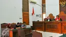 Mejelis hakim PN Jaksel menolak praperadilan Sumber Waras yang diajukan MAKI, Jakarta (3/5). MAKI ajukan praperadilan terkait tidak segera ditingkatkannya penyelidikan kasus dugaan korupsi pengadaan lahan RS Sumber Waras. (Liputan6.com/Yoppy Renato)