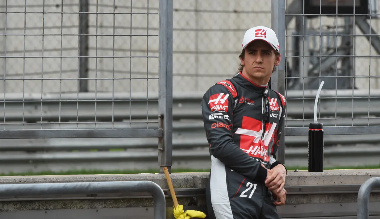 Esteban Gutierrez adalah pebalap Haas F1 musim ini. Namun, Gutierrez kehilangan kursinya itu untuk musim depan. Pebalap Brasil itu mengincar salah satu kursi Manor Racing untuk musim balapan F1 2017. (AFP/Greg Baker)