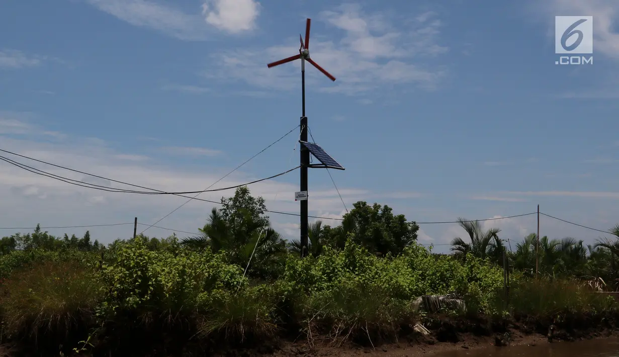 Kincir angin dan panel tenaga surya di Desa Kampung Laut Kabupaten Cilacap, Kamis (8/2). Kincir angin yang diinisiasi Serikat Pekerja Patra Wijaya Kusuma Pertamina ini, menghasilkan listrik yang dapat dipergunakan masyarakat. (Liputan6.com/JohanTallo)