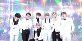 Ini adalah penampilan ketujuh member BTS saat menghadiri Jingle Ball yang diselenggarakan oleh KIIS FM di tahun 2019. Mereka mengenakan setelan tuksedo bernuansa putih yang dipadu dengan sentuhan warna hitam. Foto: Youtube Bangtan TV.