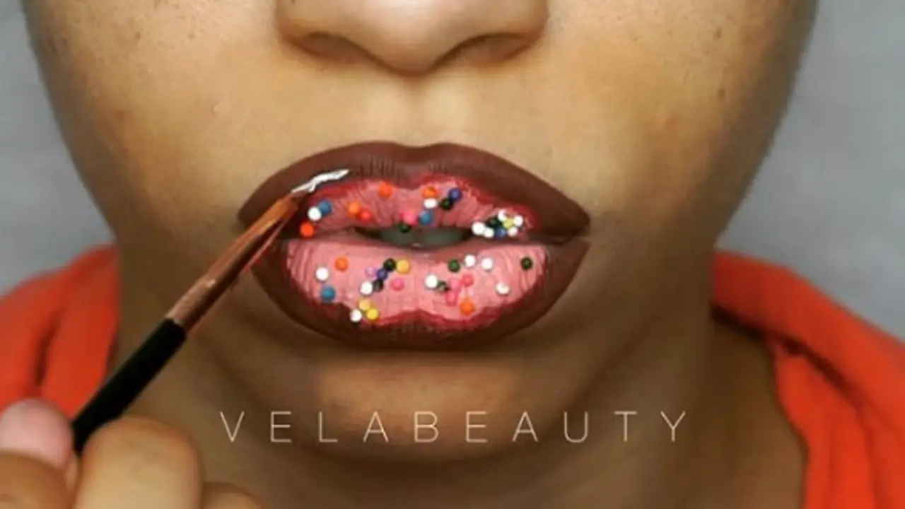 Bibir Menyerupai Wujud Donat Hanya dengan Teknik Lipstik!